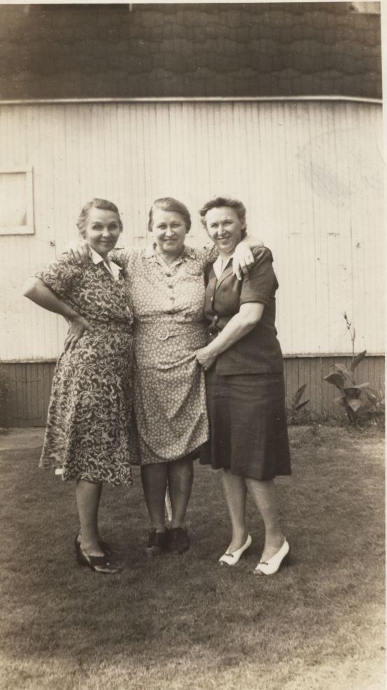 3 Moraniec sisters: Helen Lasecki, sis Mary Kuzckowski, sis Sophie Pryzblski circa 1940 maybe