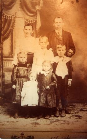 Big Joe and Josephine Moraniec with children, from eldest: Mary, Jack, Helen, Lucy, Sophie.