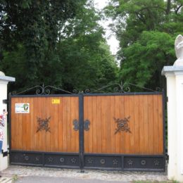 Gate to Manor house in Lekno-now privately owned