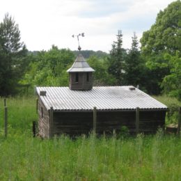 Shed across street from Lekno church